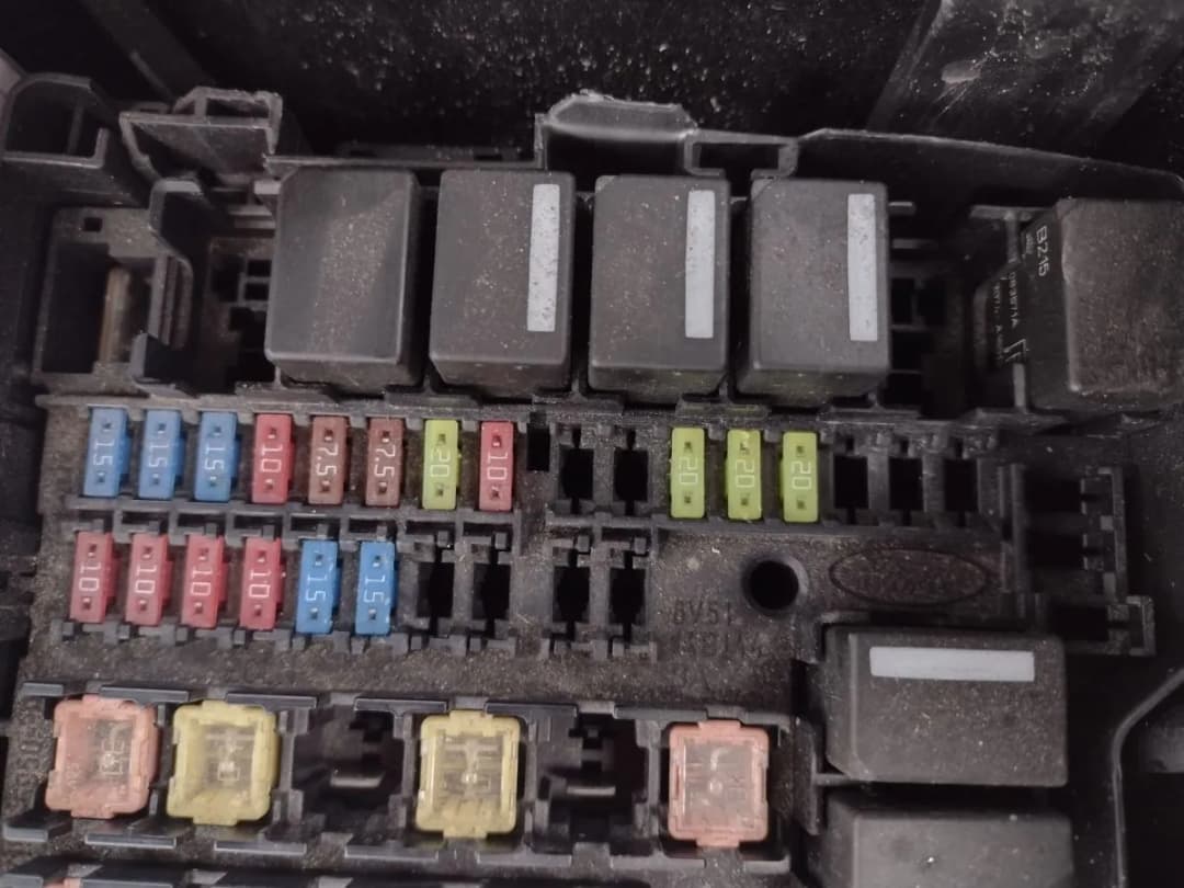 Gdzie są bezpieczniki w Ford Fiesta MK7? Sprawdź ich lokalizację!