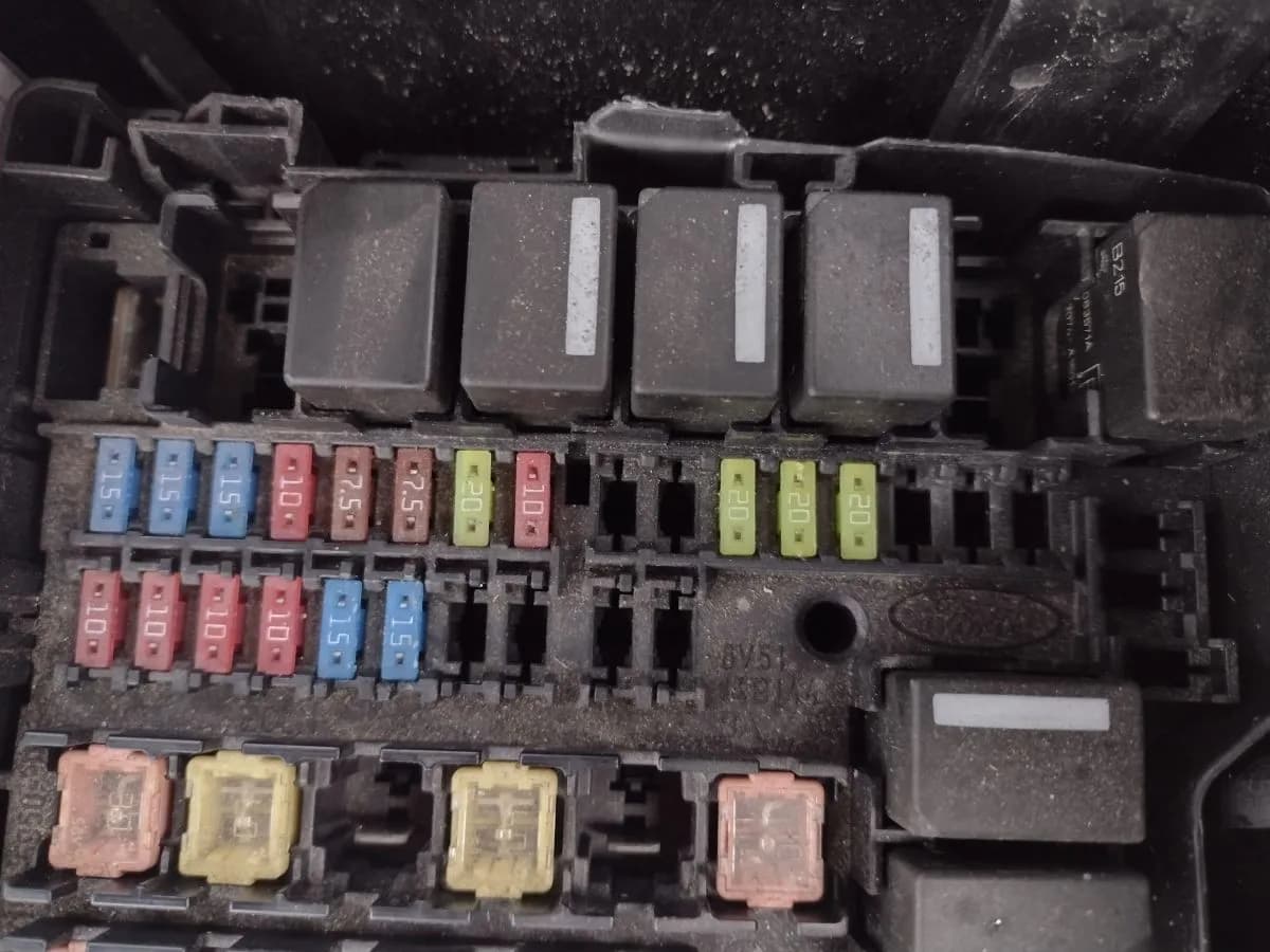 Gdzie są bezpieczniki w Ford Fiesta MK7? Sprawdź ich lokalizację!