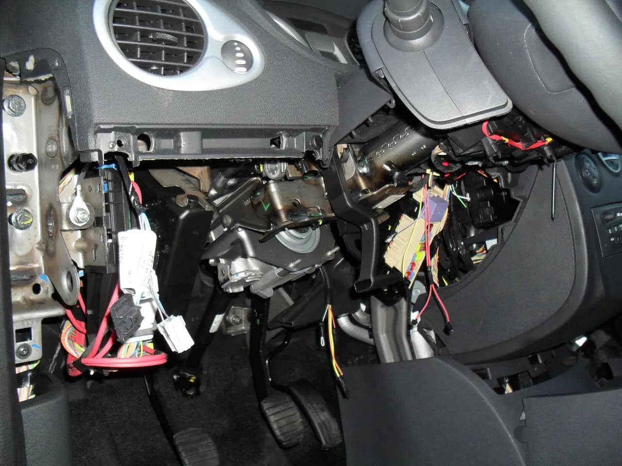 Gdzie są bezpieczniki w Renault Clio 3? Odkryj ich lokalizację i funkcje