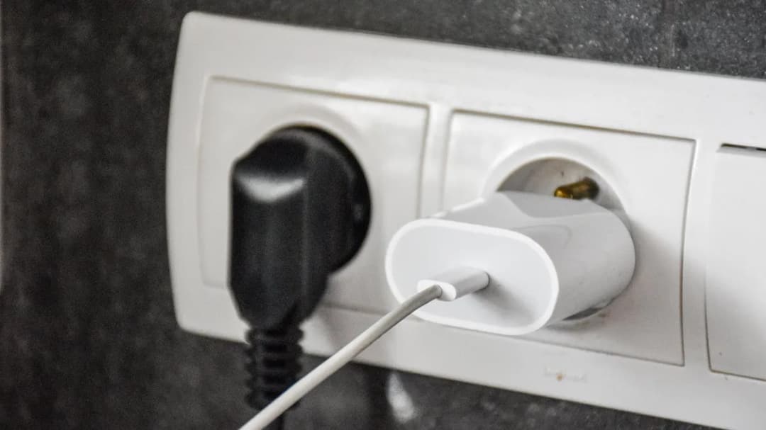 Czy podłączona ładowarka bez telefonu naprawdę pobiera prąd?