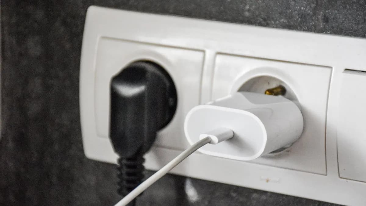 Czy podłączona ładowarka bez telefonu naprawdę pobiera prąd?