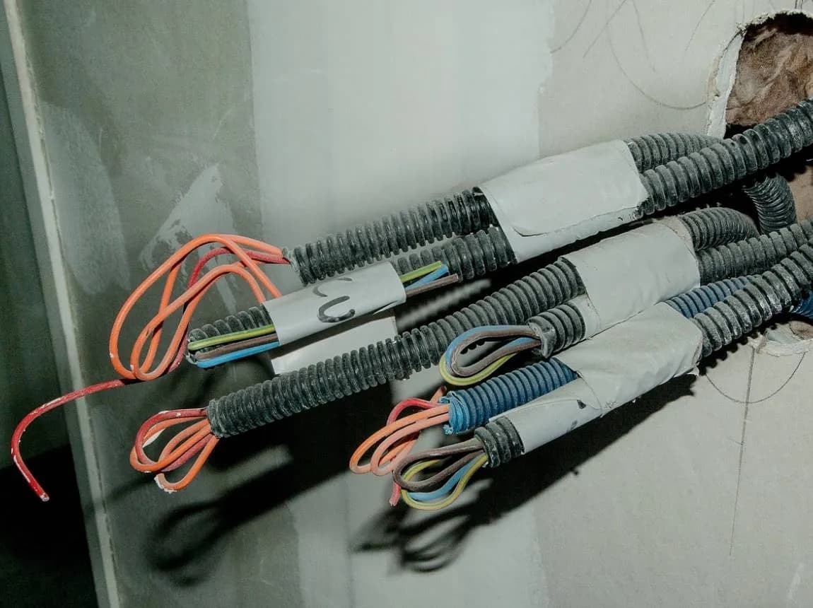 Ile kosztuje elektryk? Sprawdź, co wpływa na ceny usług elektrycznych