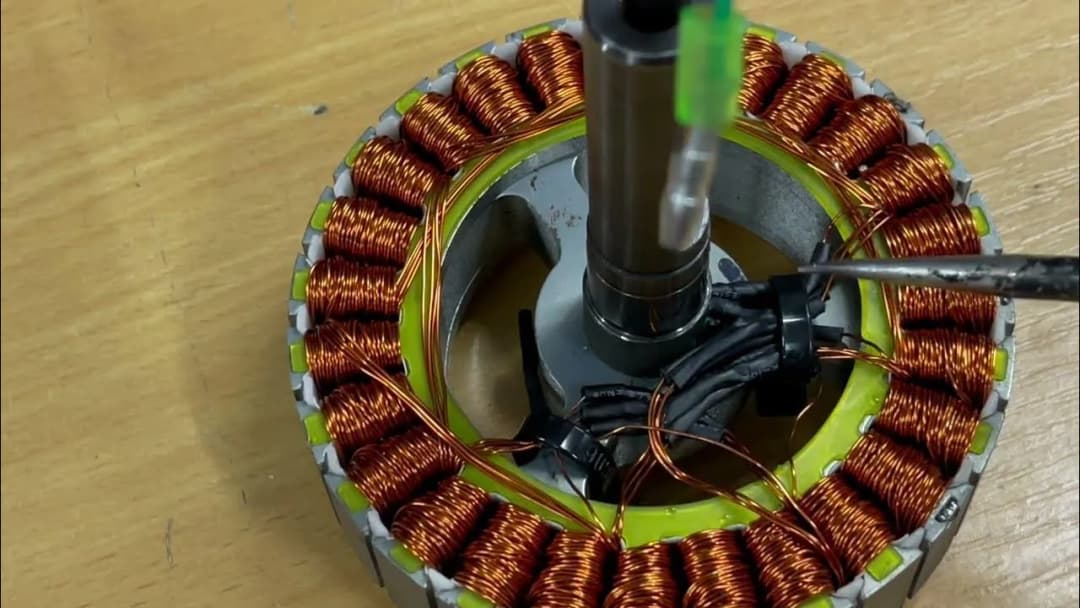 Jak działa generator prądu w elektrowni? Odkryj tajniki energii elektrycznej