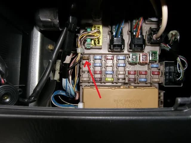 Gdzie są bezpieczniki Toyota Corolla E12? Oto co musisz wiedzieć