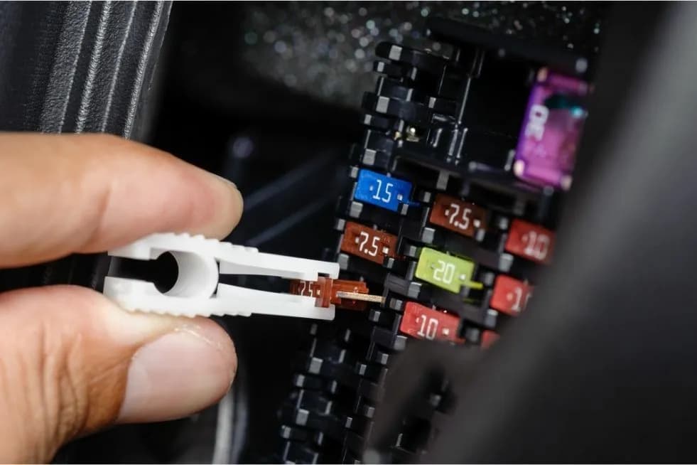 Jak wymienić bezpiecznik w aucie - uniknij kosztownych napraw