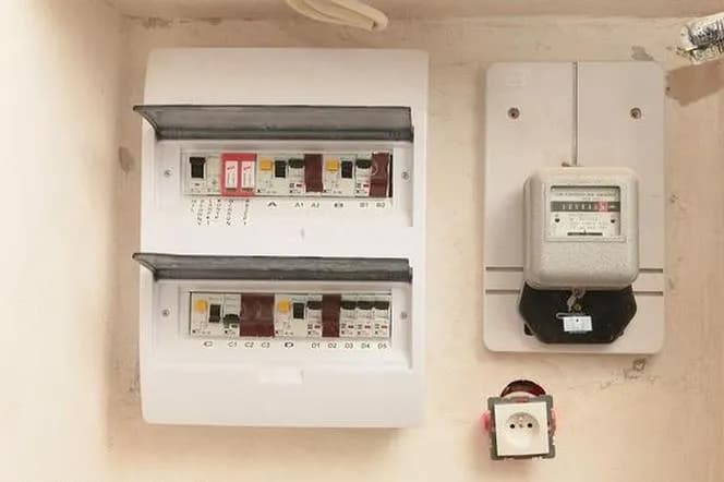 Jak sprawdzić zużycie prądu i zaoszczędzić na rachunkach za energię